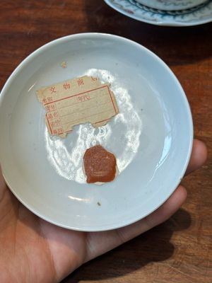 Four Chinese famille rose covered bowls, three with saucers and a 'dragon' bowl, signed Wang Darong 王大榕, 19/20th C. — 照片 48