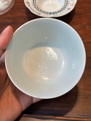 Four Chinese famille rose covered bowls, three with saucers and a 'dragon' bowl, signed Wang Darong 王大榕, 19/20th C. — 照片 49
