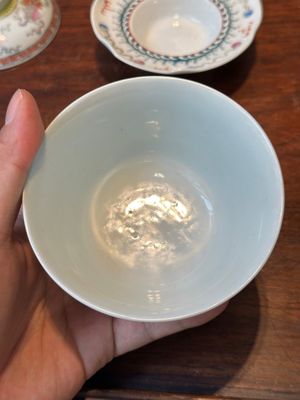 Four Chinese famille rose covered bowls, three with saucers and a 'dragon' bowl, signed Wang Darong 王大榕, 19/20th C. — 照片 50