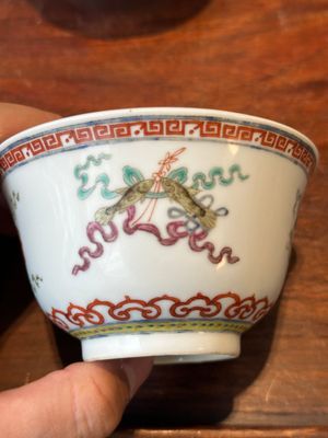 Four Chinese famille rose covered bowls, three with saucers and a 'dragon' bowl, signed Wang Darong 王大榕, 19/20th C. — 照片 52