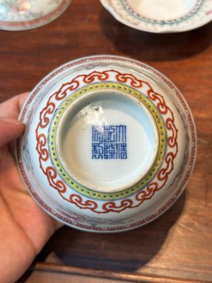 Four Chinese famille rose covered bowls, three with saucers and a 'dragon' bowl, signed Wang Darong 王大榕, 19/20th C. — 照片 55
