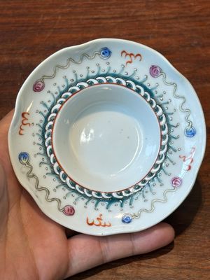 Four Chinese famille rose covered bowls, three with saucers and a 'dragon' bowl, signed Wang Darong 王大榕, 19/20th C. — 照片 59