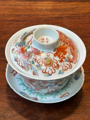Four Chinese famille rose covered bowls, three with saucers and a 'dragon' bowl, signed Wang Darong 王大榕, 19/20th C. — 照片 65