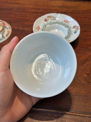 Four Chinese famille rose covered bowls, three with saucers and a 'dragon' bowl, signed Wang Darong 王大榕, 19/20th C. — 照片 72