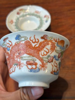 Four Chinese famille rose covered bowls, three with saucers and a 'dragon' bowl, signed Wang Darong 王大榕, 19/20th C. — 照片 74