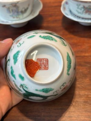 Four Chinese famille rose covered bowls, three with saucers and a 'dragon' bowl, signed Wang Darong 王大榕, 19/20th C. — 照片 8