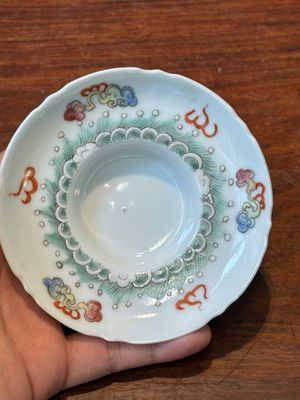 Four Chinese famille rose covered bowls, three with saucers and a 'dragon' bowl, signed Wang Darong 王大榕, 19/20th C. — 照片 81