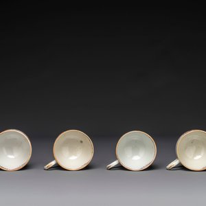 Four Chinese famille rose cups and saucers and a sugar bowl with design of two horses, Qianlong — foto 3