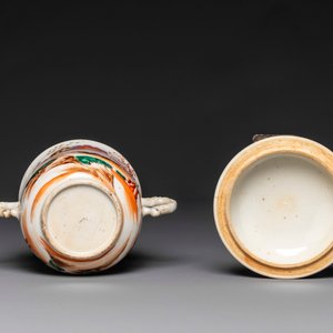 Four Chinese famille rose cups and saucers and a sugar bowl with design of two horses, Qianlong — foto 10