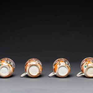 Four Chinese famille rose cups and saucers and a sugar bowl with design of two horses, Qianlong — photo 4