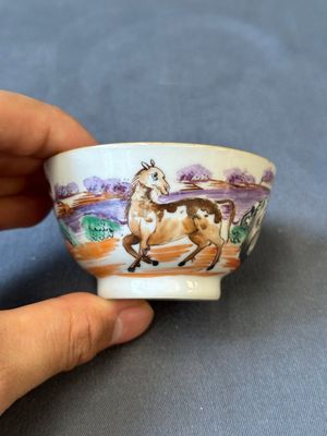 Four Chinese famille rose cups and saucers and an ewer with design of two horses, Qianlong — photo 31