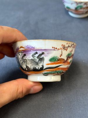 Four Chinese famille rose cups and saucers and an ewer with design of two horses, Qianlong — photo 26