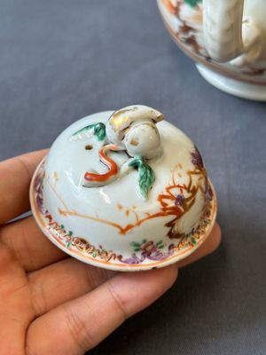 Four Chinese famille rose cups and saucers and an ewer with design of two horses, Qianlong — photo 8