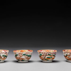 Four Chinese famille rose cups and saucers and an ewer with design of two horses, Qianlong — photo 11