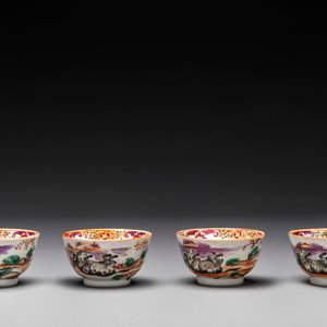 Four Chinese famille rose cups and saucers and an ewer with design of two horses, Qianlong — photo 13