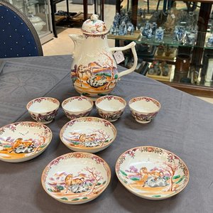 Four Chinese famille rose cups and saucers and an ewer with design of two horses, Qianlong — photo 25