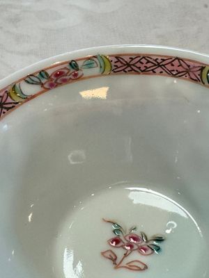 Four Chinese famille rose cups and saucers, Yongzheng/Qianlong — photo 21
