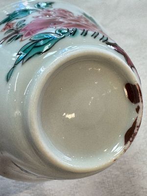 Four Chinese famille rose cups and saucers, Yongzheng/Qianlong — photo 27