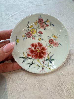 Four Chinese famille rose cups and saucers, Yongzheng/Qianlong — photo 29