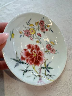 Four Chinese famille rose cups and saucers, Yongzheng/Qianlong — photo 31