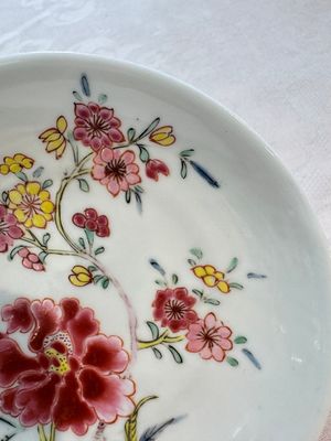 Four Chinese famille rose cups and saucers, Yongzheng/Qianlong — photo 37