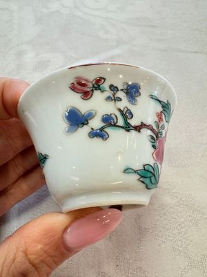 Four Chinese famille rose cups and saucers, Yongzheng/Qianlong — photo 5