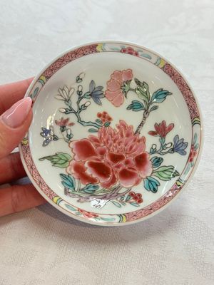 Four Chinese famille rose cups and saucers, Yongzheng/Qianlong — photo 59