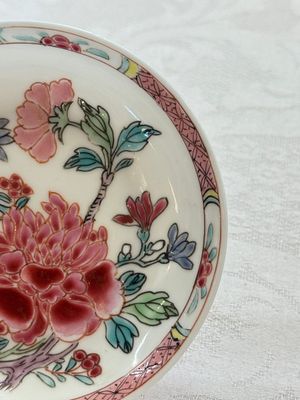 Four Chinese famille rose cups and saucers, Yongzheng/Qianlong — photo 62