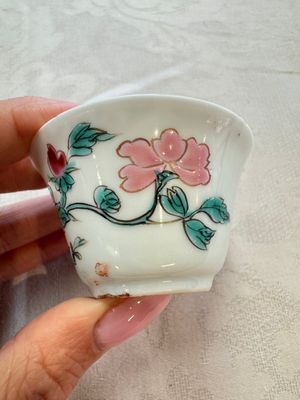 Four Chinese famille rose cups and saucers, Yongzheng/Qianlong — photo 7