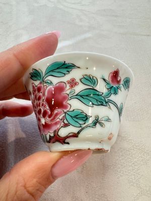 Four Chinese famille rose cups and saucers, Yongzheng/Qianlong — photo 9