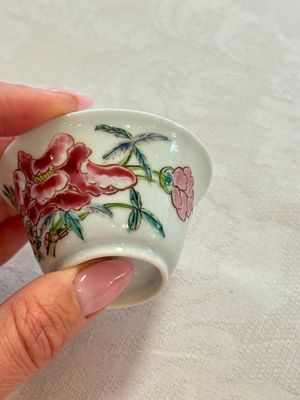 Four Chinese famille rose cups and saucers, Yongzheng/Qianlong — photo 72