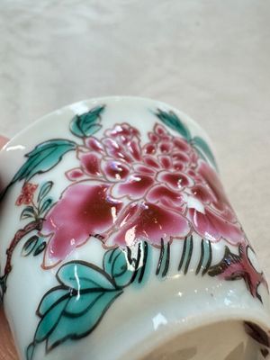 Four Chinese famille rose cups and saucers, Yongzheng/Qianlong — photo 11