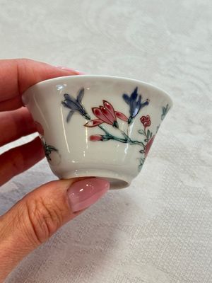 Four Chinese famille rose cups and saucers, Yongzheng/Qianlong — photo 84