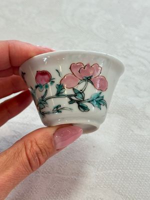 Four Chinese famille rose cups and saucers, Yongzheng/Qianlong — photo 85