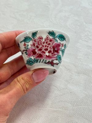 Four Chinese famille rose cups and saucers, Yongzheng/Qianlong — photo 90