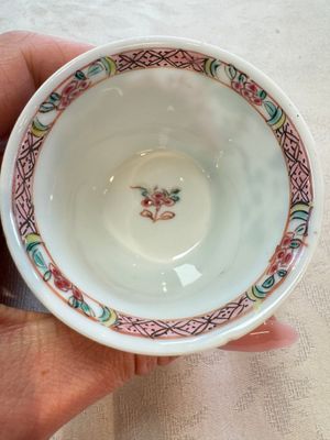 Four Chinese famille rose cups and saucers, Yongzheng/Qianlong — photo 13