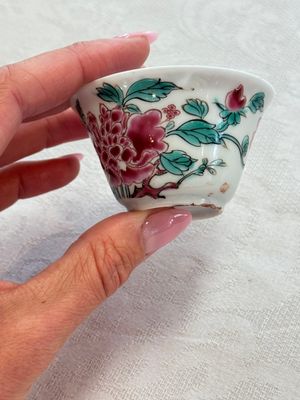 Four Chinese famille rose cups and saucers, Yongzheng/Qianlong — photo 93
