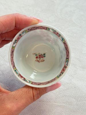 Four Chinese famille rose cups and saucers, Yongzheng/Qianlong — photo 94