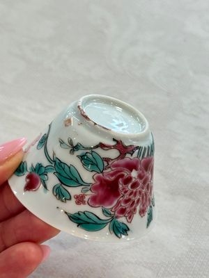 Four Chinese famille rose cups and saucers, Yongzheng/Qianlong — photo 96