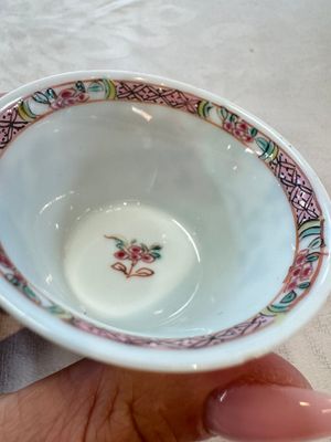 Four Chinese famille rose cups and saucers, Yongzheng/Qianlong — photo 15