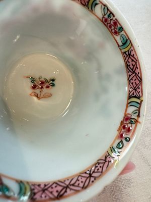 Four Chinese famille rose cups and saucers, Yongzheng/Qianlong — photo 17