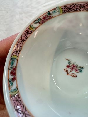 Four Chinese famille rose cups and saucers, Yongzheng/Qianlong — photo 19