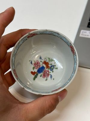 Four Chinese famille rose cups and three saucers with floral design, Yongzheng — photo 13