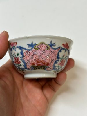 Four Chinese famille rose cups and three saucers with floral design, Yongzheng — photo 17