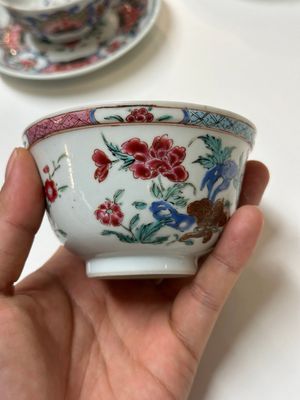 Four Chinese famille rose cups and three saucers with floral design, Yongzheng — photo 3