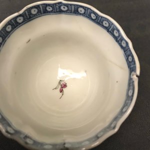 Four Chinese famille rose cups, three saucers and a plate, Qianlong — 照片 24