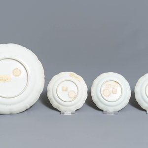 Four Chinese famille rose cups, three saucers and a plate, Qianlong — 照片 3