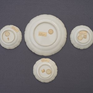 Four Chinese famille rose cups, three saucers and a plate, Qianlong — 照片 9