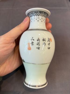 Four Chinese famille rose 'Elegant Beauties' vases, Qianlong marks, 20th C. — photo 3