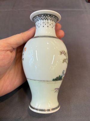 Four Chinese famille rose 'Elegant Beauties' vases, Qianlong marks, 20th C. — photo 4